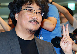 [포토] <옥자> 봉준호 감독, '대세 감독의 브이'