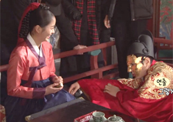 여기는 촬영현장! <군주> '다정함은 덤!' 김소현-엘, 미소 넘치는 비하인드