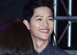 [포토] <군함도> 송중기, '조명보다 빛나는 미소'