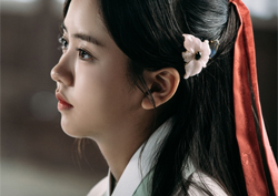 인형이 절을 하네 <군주> 김소현, '눈물의 절' 스틸컷 공개!