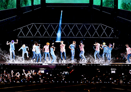 세븐틴, 첫 번째 월드투어 ‘다이아몬드 엣지’ 서울 콘서트 '폭우도 뚫어버린 열기'