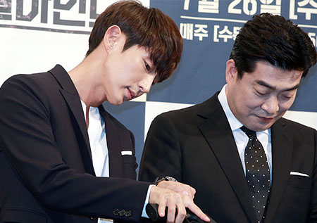 [포토] <크리미널마인드> 이준기-손현주, '총만 들었을 뿐인데...'