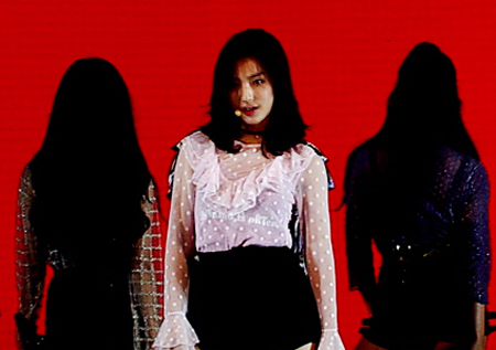 <아이돌학교> 데뷔 능력 고사 시작, '강렬한 레드컬러 무대'