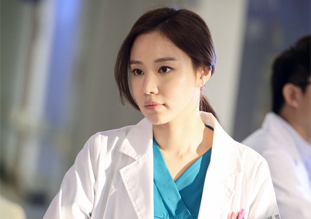 <명불허전> 김아중, 흉부외과 전문의 변신…'우아한 카리스마'