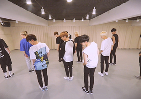 세븐틴, 데뷔 800일 맞이 ‘크레이지 인 러브’ 안무 연습 영상 공개!