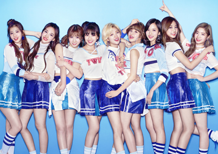 트와이스, 日 데뷔앨범 판매고 25만장 "플래티넘 음반 등극"