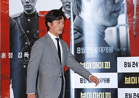 [포토] <브이아이피> 박희순, 캐릭터만큼 카리스마 넘치는 걸음걸이