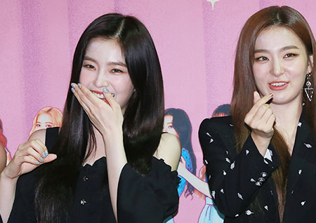 [B하인드] 레드벨벳 아이린, 맏언니의 수줍음 '폭발' 그녀가 하트를 못하는 사연은?