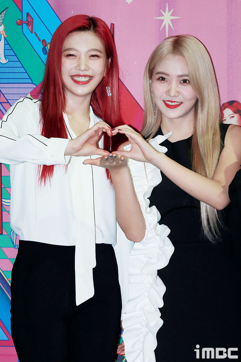[포토] 레드벨벳 조이-예리, 토끼같은 막내들의 애교 넘치는 하트