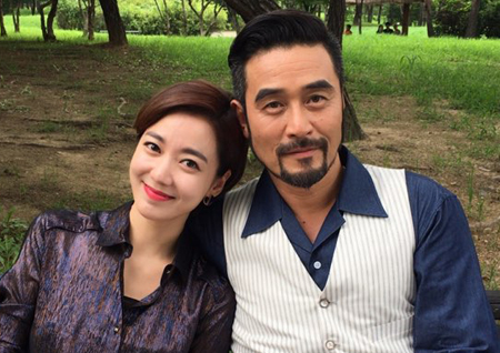 <죽어야 사는 남자> 이소연, "매일 더 멋진 백작님" 최민수와 인증샷 공개!