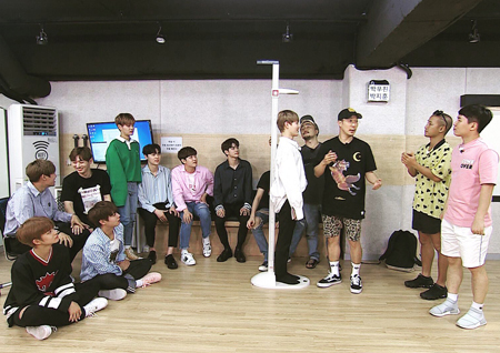 워너원 하성운, <무한도전> '작아파티' 키검사 포착! 다른 멤버들도?