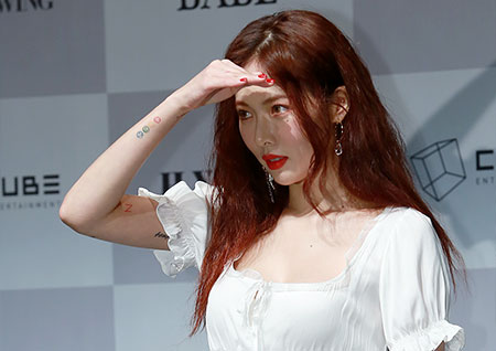 [포토] 현아, "잘 안보이네~" 눈 부신 듯 손 우산