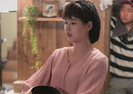 박하나 <란제리 소녀시대>서 러블리 대구 이모 파격 변신