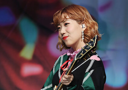 [포토] 볼빨간사춘기 우지윤, 기타를 걸쳐야 바로 나~