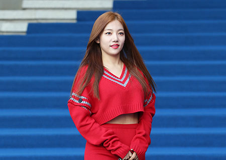 [포토] 이채영, 블루카펫과 대비되는 강렬한 레드