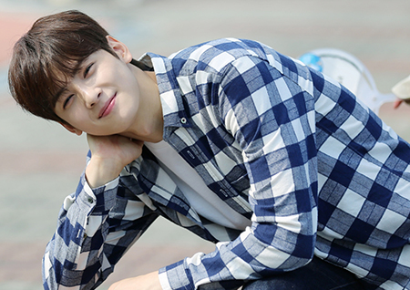 아스트로 차은우, 광고 촬영 비하인드 컷 공개! ‘남친짤’의 정석