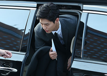 [포토] 박보검, 송송커플 청첩장 손에 꼭 쥐고