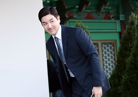 [포토] 한상진, 같은 회사 식구 축하해주러 갑니다!