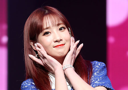 [포토] 러블리즈 유지애, 사랑스러운 꽃받침