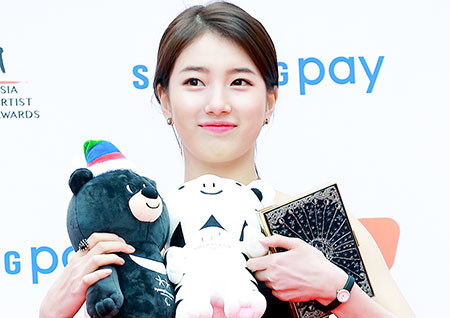 [포토] 'AAA' 수지, 인형 한아름 안고 수줍은 미소