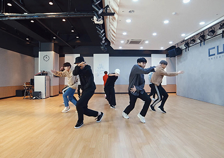 ‘자작돌’ 펜타곤, 'RUNAWAY' 안무 영상 공개.. 칼군무로 여심 저격