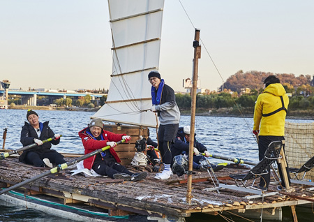 <무한도전> 의문의(?) 드론 깜짝 등장→‘전단지 뭉치’ 투하 포착!