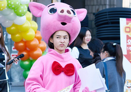 <저글러스:비서들> 강혜정, 꽃 돼지 알바생 변신! ‘시선강탈’