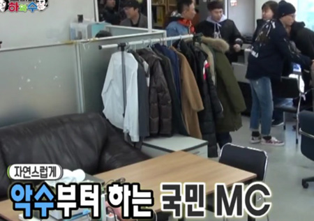 <무한도전>“좋은 기운 얻으세요~” 유재석 등장에 후배 개그맨들 환호!