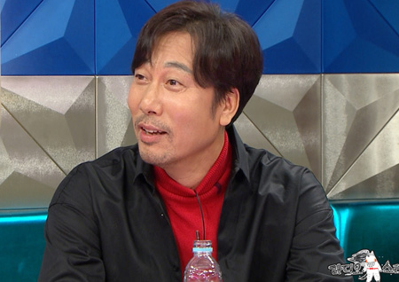 <라디오스타> 이문세 “너무 바쁜 나머지 열린 거죠~” 공연 도중 지퍼 연 채 풋처핸섭