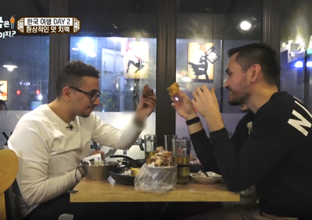 <어서와 한국은 처음이지?> 프랑스 친구들 '치맥' 먹방, 역시 치킨은 손으로 뜯어야 제 맛!