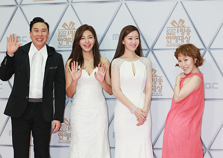 [포토] <2017 MBC 방송연예대상> 오늘은 우리가 주인공~ 4+1 <섹션TV 연예통신> 팀!
