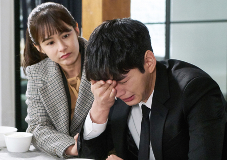 <저글러스> 강혜정-이원근, 보기만 해도 뭉클한 ‘토닥토닥 위로’ 투샷!