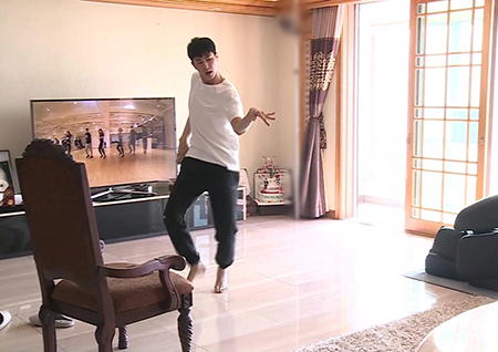 '나 혼자 산다' 유노윤호, 격정의 모닝 댄스! 관중은 인형들?