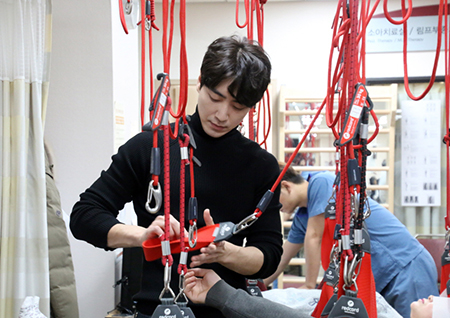 ‘시그대’ 이준혁, 물리치료사 역 위해 ‘슬링 치료 실습’ 나섰다