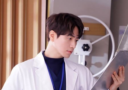 ‘시를 잊은 그대에게’ 이준혁, 의료 차트 보며 '진지모드' 비하인드 컷 공개