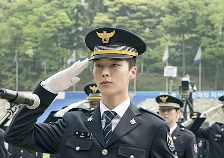 ‘이리와 안아줘’ 장기용, 경찰대 졸업식 1열 포착...훈남 선배에서 진정한 경찰로 '에이스란 이런 것'