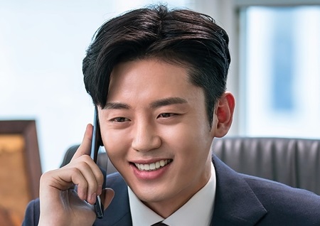 ‘당신의 하우스헬퍼’ 이지훈, 따뜻하고 매력적인 '완벽스펙' 변호사 변신