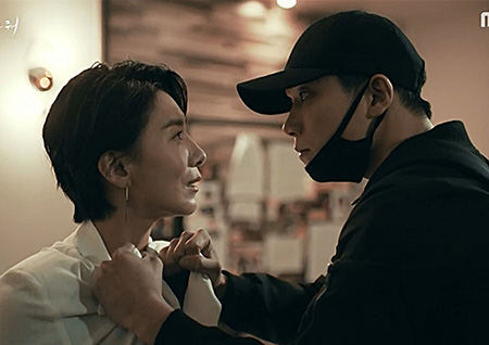 '이리와 안아줘' 김서형, 죽음 앞에서도 본성 잃지 않는 박희영으로 시청자 마음에 깊이 각인!