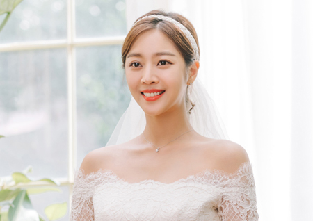 ‘이별이 떠났다’ 조보아, 스몰웨딩 현장 포착 #살짝 긴장 #촉촉 눈빛 #청초 미소