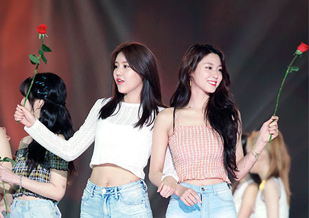 [포토] AOA 혜정-설현, 예쁜애와 예쁜애 그리고 장미 (2018 코리아 뮤직 페스티벌)