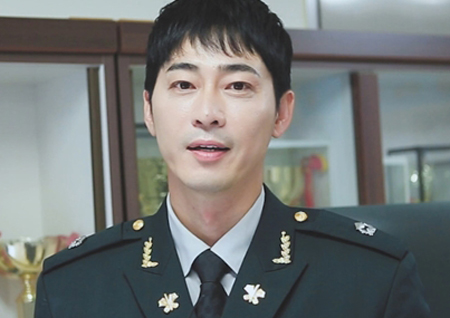 '진짜사나이300' 강지환, 츤데레 에이스 활약 예고! 전우애 가득한 포스터 촬영현장 포착