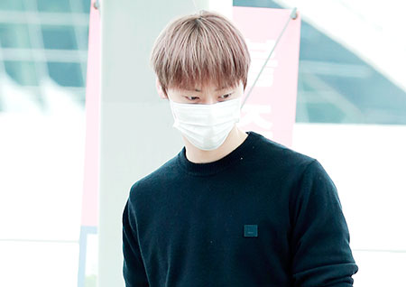 [포토] 워너원 황민현, 마스크 위 또렷하게 돋보이는 고양이 눈매