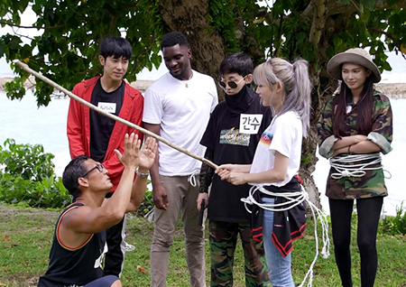 ‘두니아’ 딘딘, ‘간수’ 스티커 붙이고 ‘기세딘딘’... 배신의 아이콘 될까?