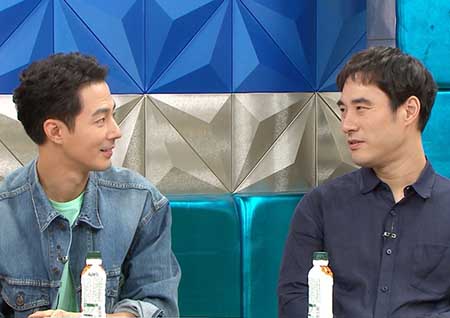 '라디오스타' 조인성, "이 형은 항상 자요" 잠꾸러기 배성우 깜짝 폭로?