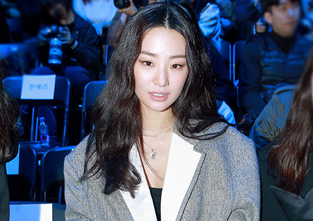 [포토] 스테파니 리, 런웨이 밖에서도 블링블링