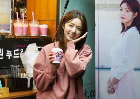 ‘여우각시별’ 채수빈, 김하늘의 ‘커피차’ 응원에 무한 기쁨! “절로 힘이 난다”