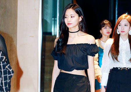 [포토] 트와이스 쯔위, 예쁨 흩뿌리며 등장