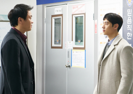 ‘여우각시별’ 이제훈-이성욱, 살벌한 대치 포착! “동지에서 다시 적으로?”