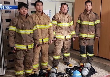 '뉴스데스크-당신뉴스', 헬멧 녹아내리는 줄도 모르고 세 살 아이 구한 홍천소방서 대원들...'감동'