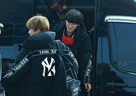 [포토] 엑소 찬열, 아침부터 장난기 가득 내려오지 않는 광대